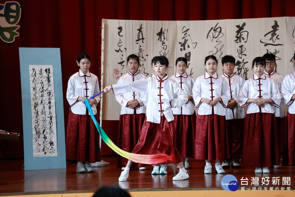 各隊穿插不同形式表演非常精彩。(縣府提供)