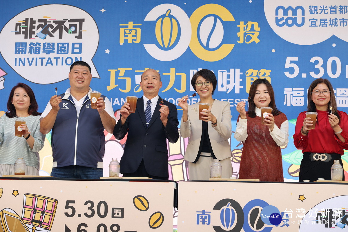 韓院長、許縣長與南投三立委等體驗手搖飲。（縣府提供）
