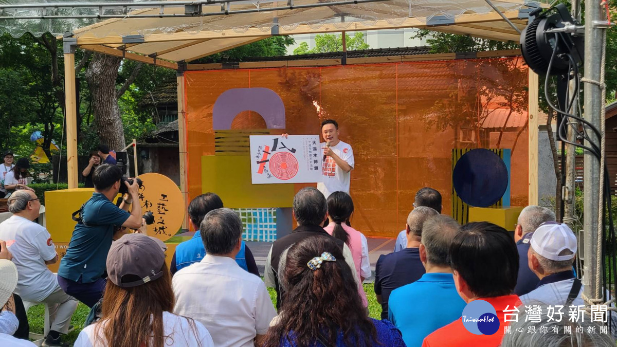 蘇俊賓致詞表示,10週年館慶主視覺融合木紋年輪、黑膠唱片、陀螺與靶等意象。