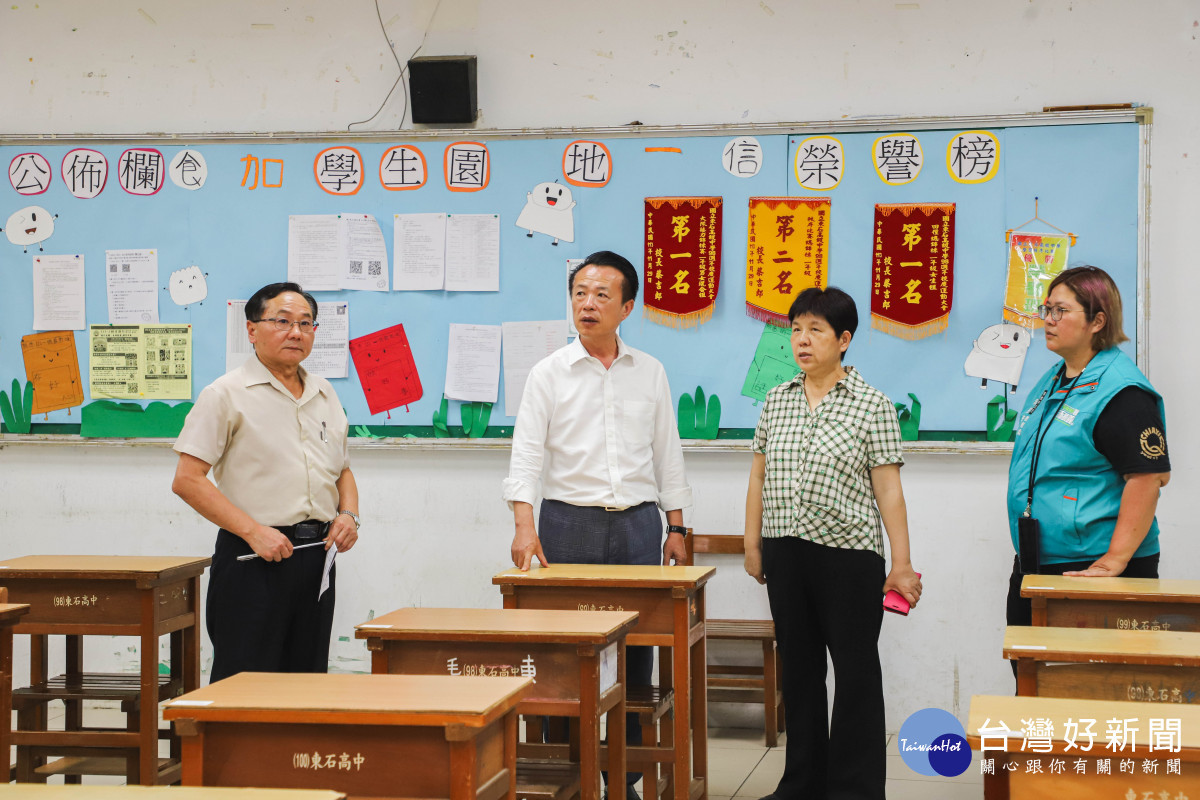國中教育會考5月17日、18日舉行，縣長翁章梁今（16）日前往東石高中考場視察整備工作／嘉義縣政府提供