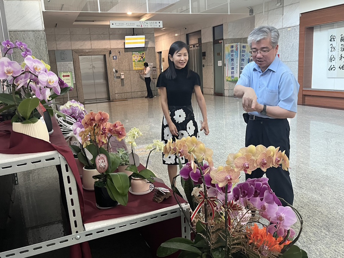 司法與行政機關擴散為民服務效益 嘉義地檢署與行政執行分署蘭花聯展
