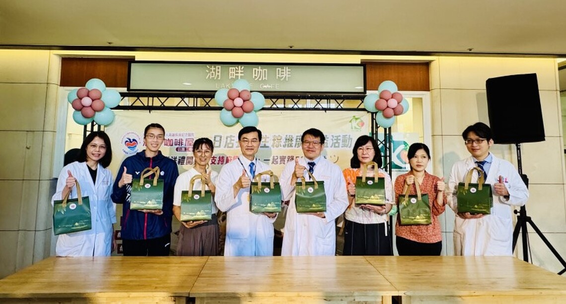 高雄長庚湖畔咖啡屋推養生粽  黃筱雯化身一日店長挺公益！