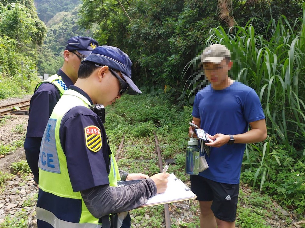 阿里山林鐵處將持續取締違規行走鐵軌者。(圖/林鐵處提供)