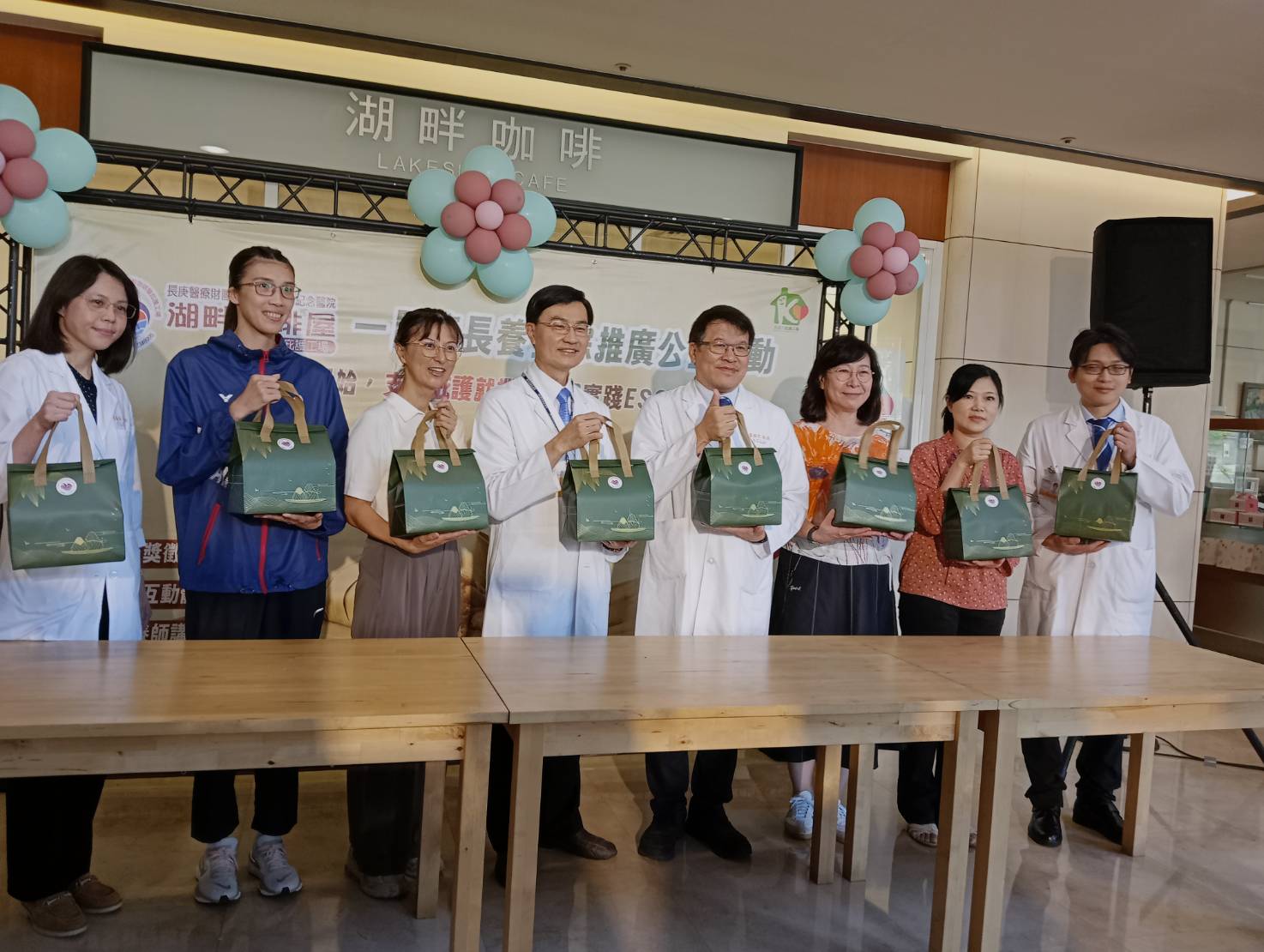 高雄長庚湖畔咖啡屋推廣養生粽，黃筱雯化身一日店長挺公益！