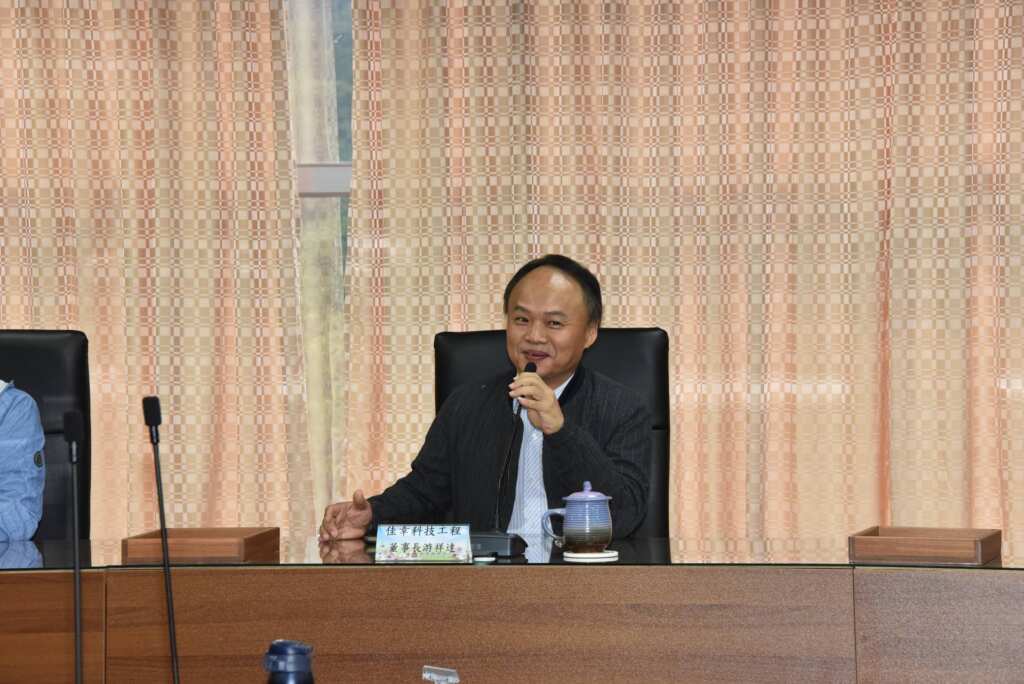 ▲為落實企業社會責任、回饋社會,佳幸科技工程股份有限公司董事長游祥達捐贈價值新臺幣200萬元之3D靜脈定位儀1組供苗栗縣政府消防局使用。(記者林明佑翻攝)