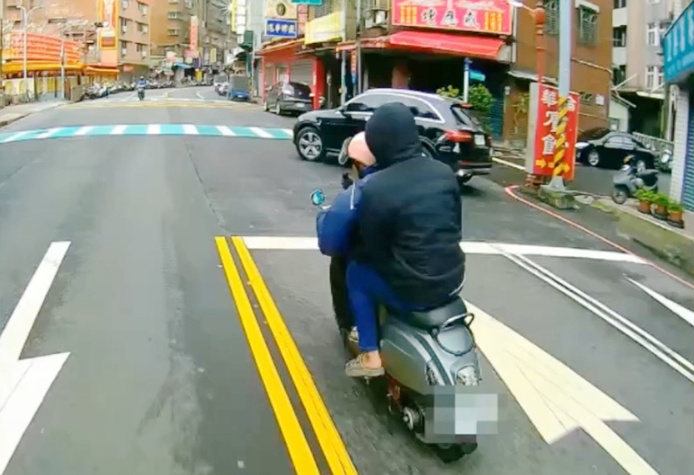 未戴安全帽拒檢逃逸 土城警尾隨追緝查獲喪屍煙彈 237 248250516a03