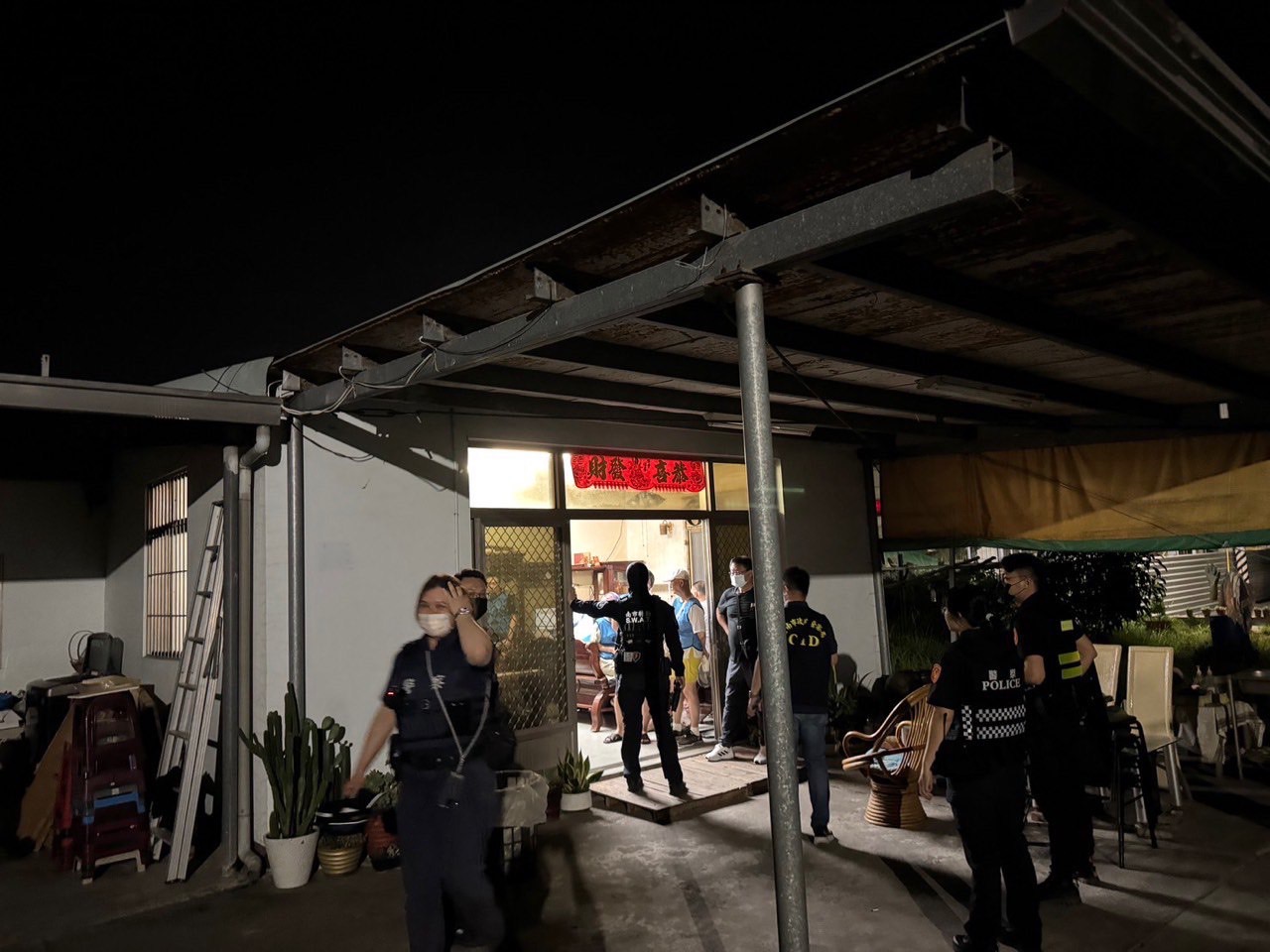 老舊平房傳聚賭聲浪 警破門逮負責人與賭客32人 265 cnews204250516a06