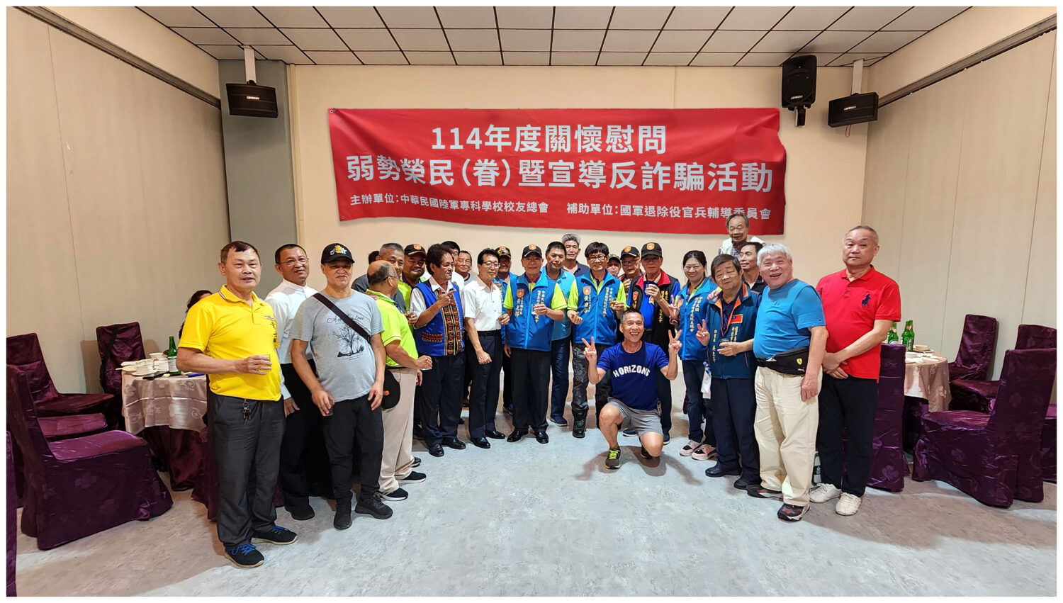 重返陸軍專科學校,參與活動的退休老袍澤們重溫當年校園時光,許多人笑得好開心。(圖/中華民國陸軍專科學校校友總會)