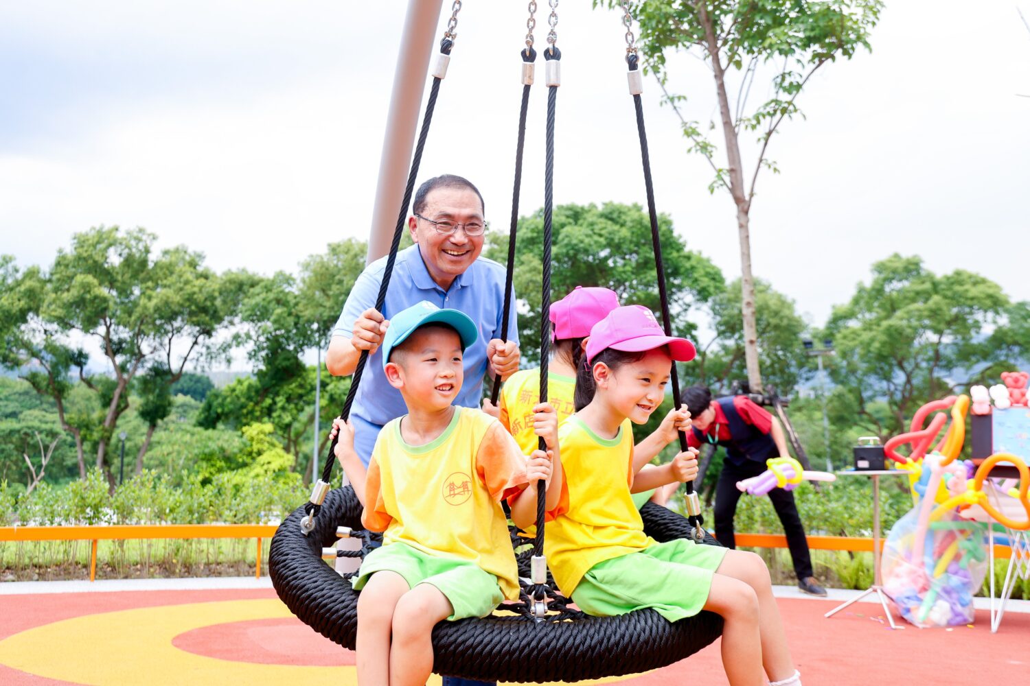 新北市政府近年積極推動共融公園建設,截至目前已達228座,數量全國第一!圖為新店親情河濱公園。(圖/新北市政府提供)