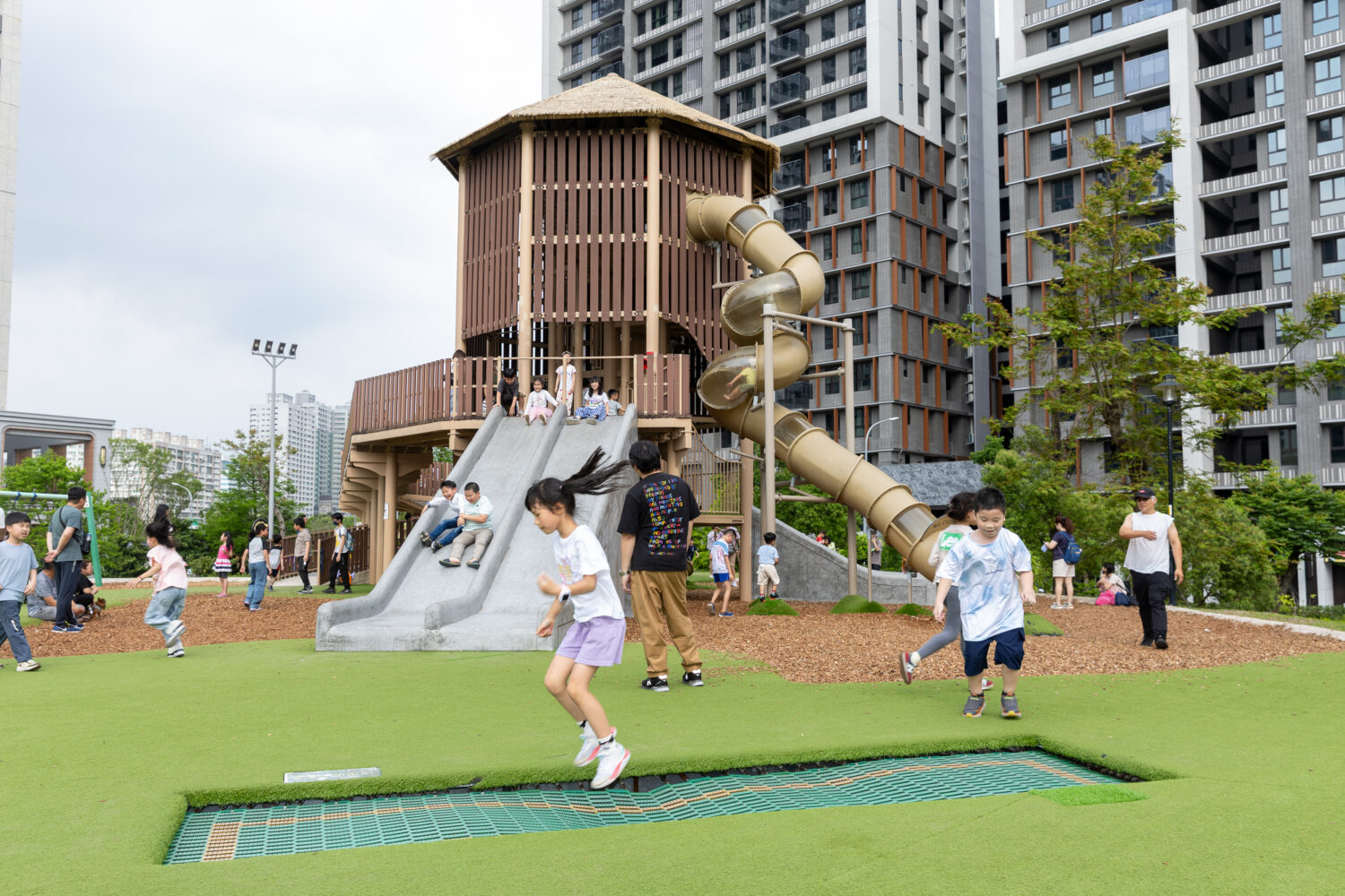 新店十四張歷史公園以農村歷史為主題,打造特色遊戲場,提供多元休憩空間,營造親子友善的綠意環境。(圖/新北市政府提供)