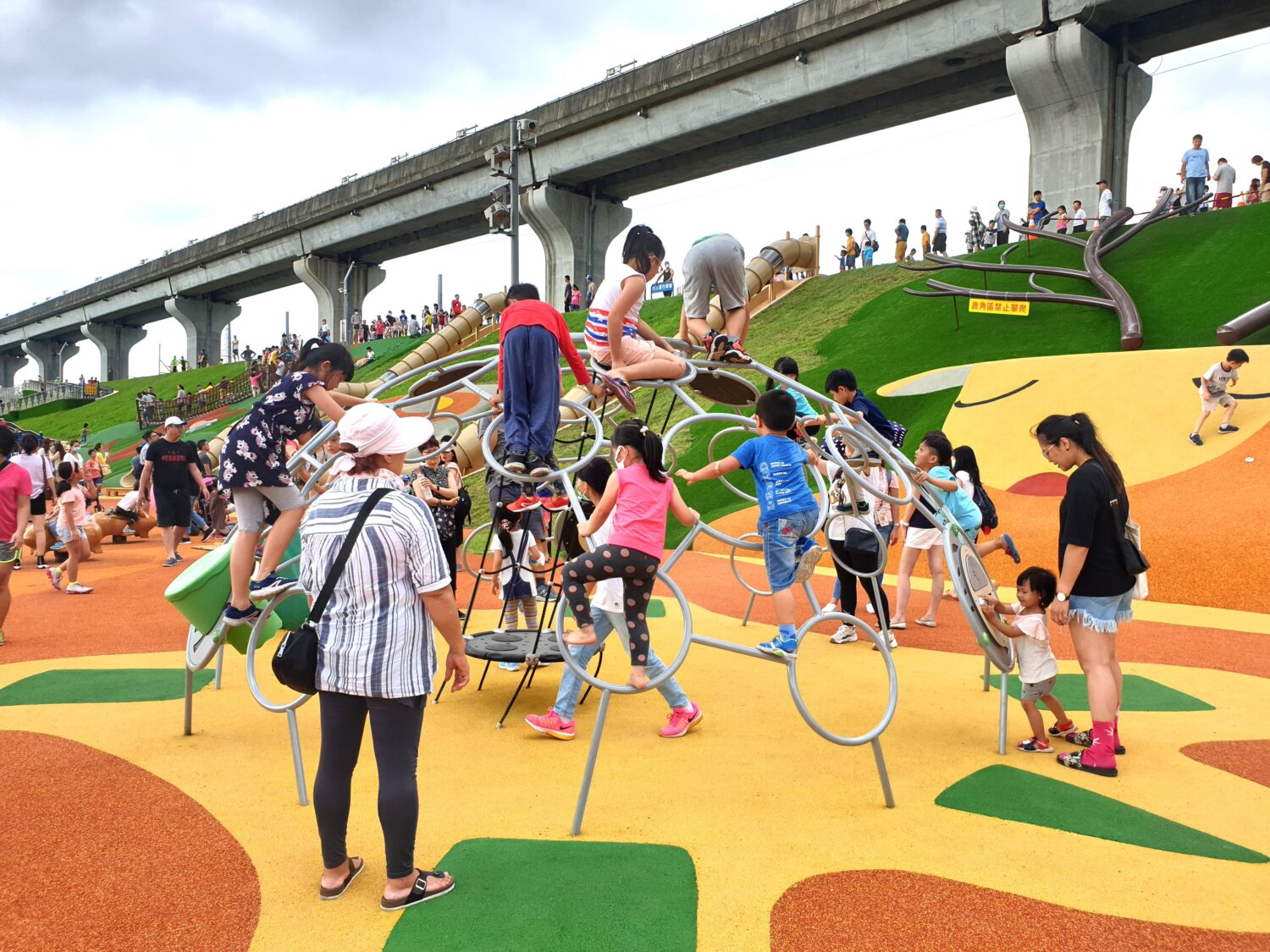 新北大都會公園「熊猴森樂園」的園內共設置31座溜滑梯及100組的遊具設施,適合大小朋友一起同樂。(圖/新北市政府提供)