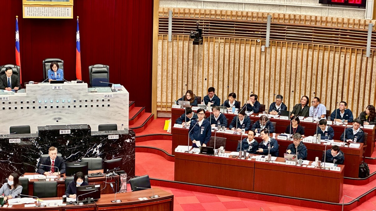 ▲陳其邁市長在市政總質詢上,逐一回應議員關心之市政議題,包括加強綠園道自行車及緊鄰學校之加油站動線等安全,與打造優質的長照環境,托育補助加碼、學童視覺檢查納入常態檢查之相關建議。