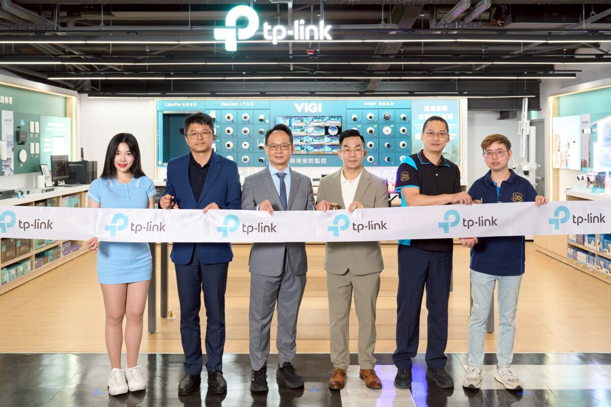 ▲TP-Link高雄NOVA旗艦店盛大開幕，現場由TP-Link資深業務經理鍾駟憲、TP-Link資深技術經理林銘章、EcLife良興總經理賴志達、EcLife良興督導梁鈺群、EcLife良興店長古志文及四次元女神趙娟週一同宣告全台最大旗艦店正式啟航，攜手打造南台灣最完整智慧生活與商用網通體驗。