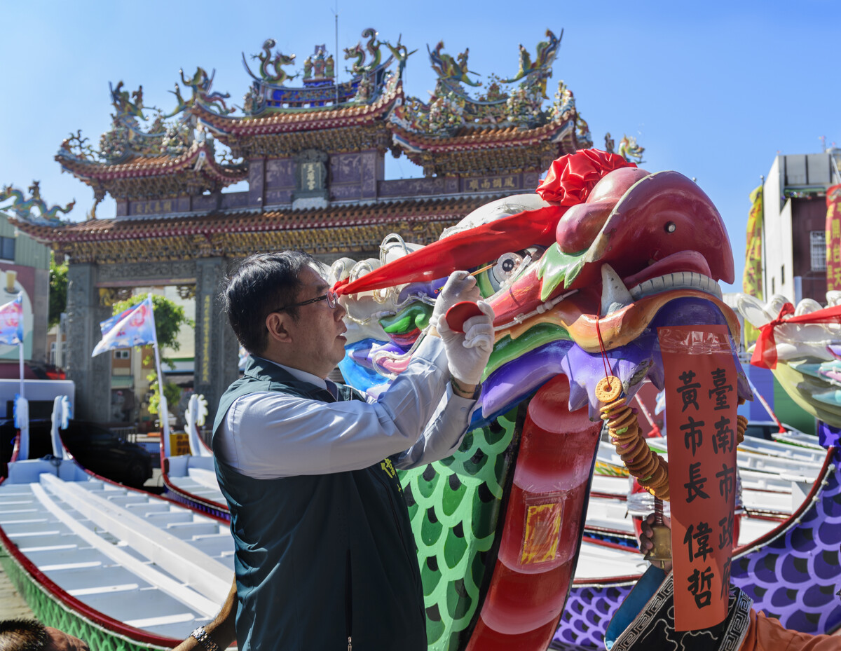 ▲台南市政府於今(16)日在安平開台天后宮舉行龍舟開光點睛儀式,象徵2025台南國際龍舟錦標賽活動正式啟動,市長黃偉哲擔任主祭官,逐一為龍舟開光點睛,祝願選手們乘風破浪、競賽平安、戰果輝煌,也向媽祖祈求今年活動一切圓滿順利。(記者劉秋菊攝影)
