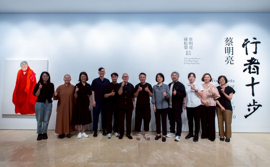 ▲高美館《行者十步:蔡明亮》開幕現場嘉賓大合影,左起為高師大跨藝所所長蔡佩桂、佛光緣美術館總館長如常法師、高美館代理館長林羿妏、策展人孫松榮、演員亞儂弘尚希、藝術家暨策展人蔡明亮、演員李康生、國藝會執行長李文珊、高雄市電影館館長黃晧傑、雀客國際酒店南區經理葛欣怡、韓國全州影展策展人文晟炅、公視節目部戲劇組組長李淑屏。