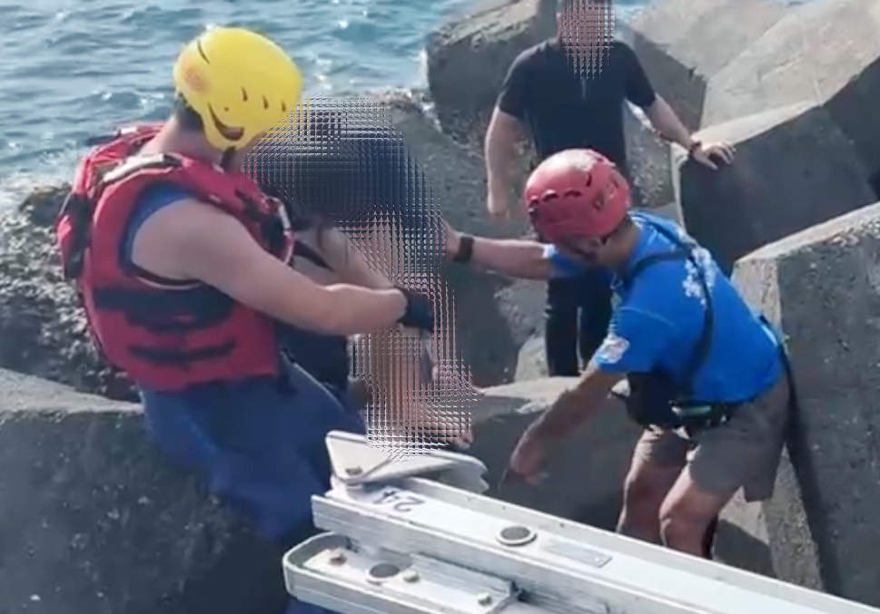 穿西裝也擋不住正義感 高雄男跳海救人感動全場 - https://www.watchmedia01.com