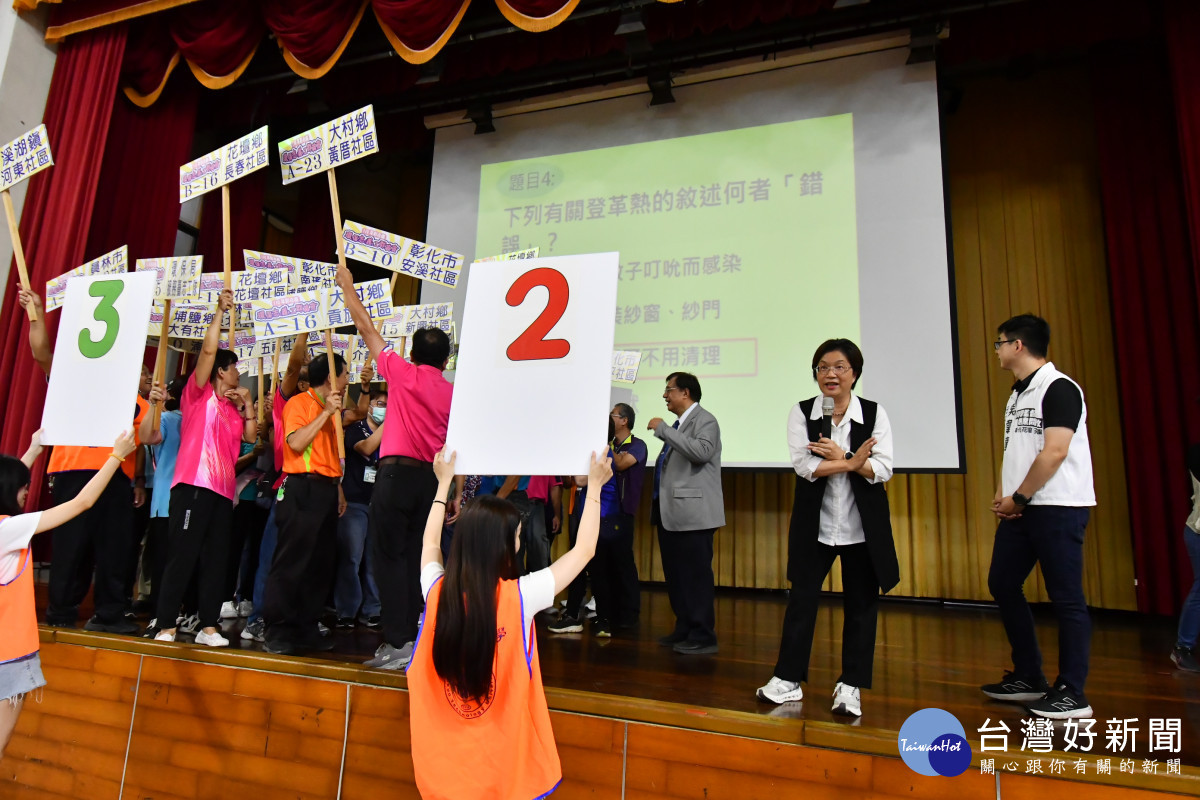 縣長王惠美及與會貴賓與各隊伍推派的志工代表一起進行「環保達人暖身賽」。圖/記者鄧富珍攝