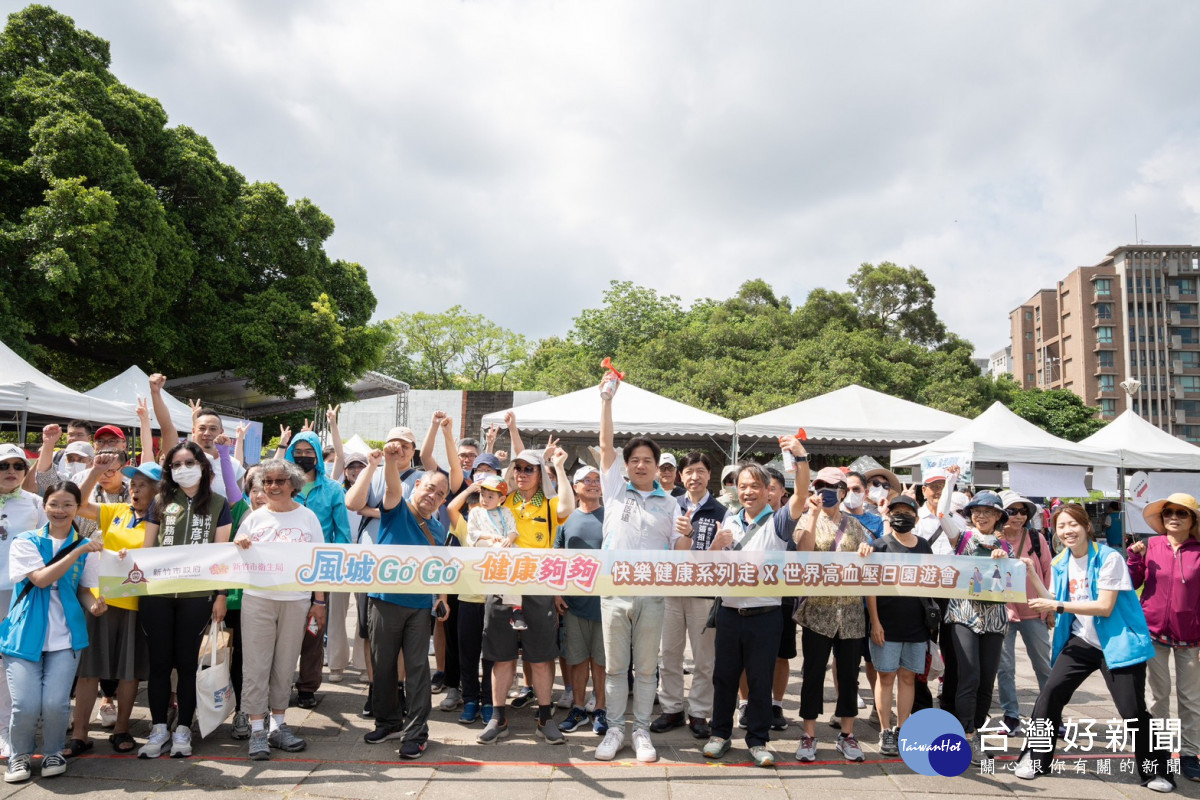 健走起跑儀式，代理市長及局長鳴槍示意活動正式開始。