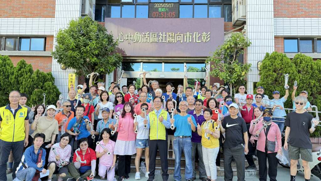▲彰化市長林世賢會同笁樂種子基金公益協會發起人滕治裕、里長與志工團隊,於向陽社區活動中心「會師」,隨即在公所社會課長吳澤生陪同下展開溫馨的安裝扶手行動!(記者林明佑攝)