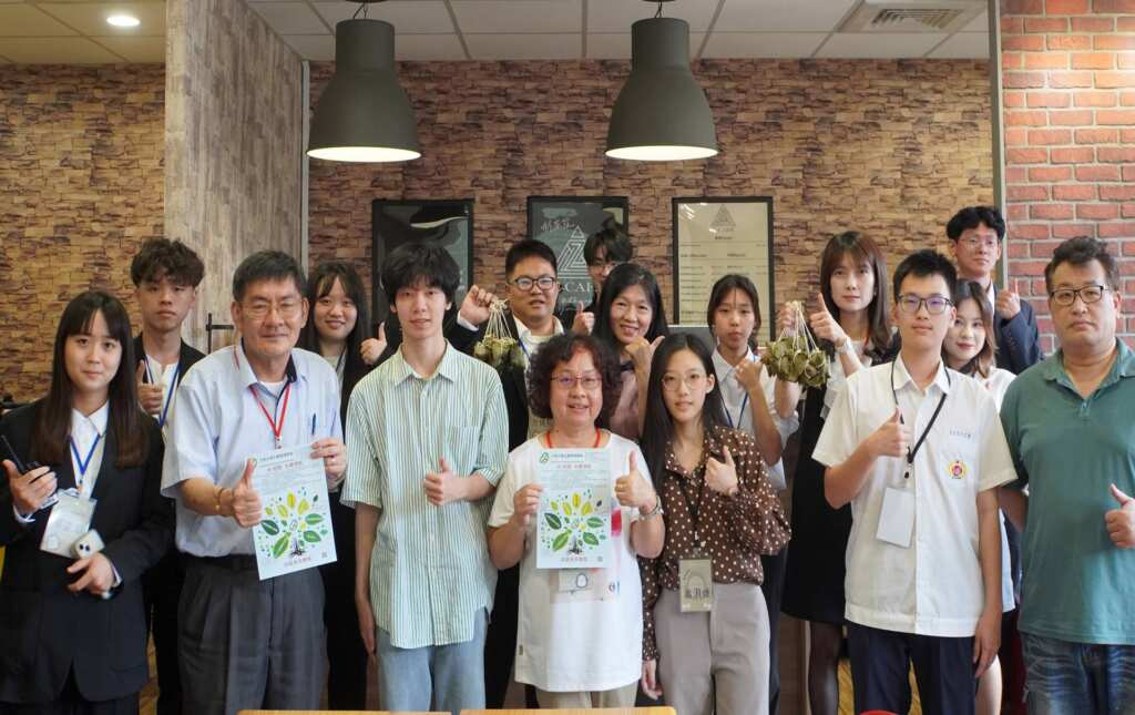 ▲大葉大學企管系準備了粽子祝福考生高中。(記者林明佑翻攝)