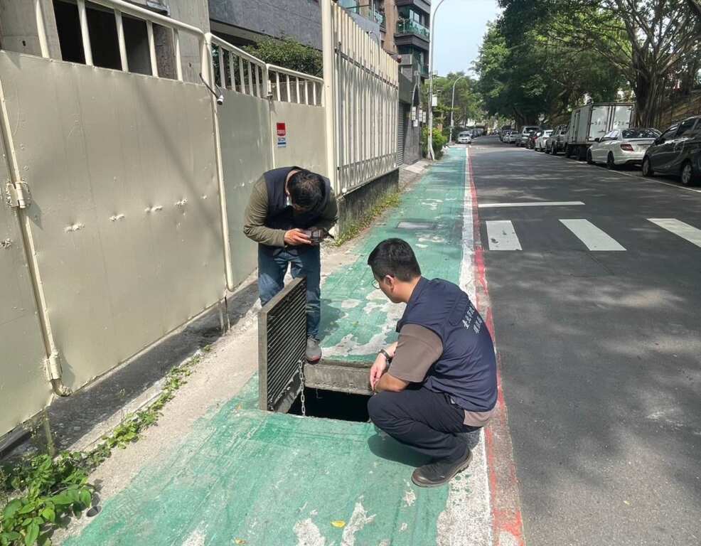 ▲溯源追查污染源頭,查獲後逕行開罰並要求改善。(台北市環保局提供)
