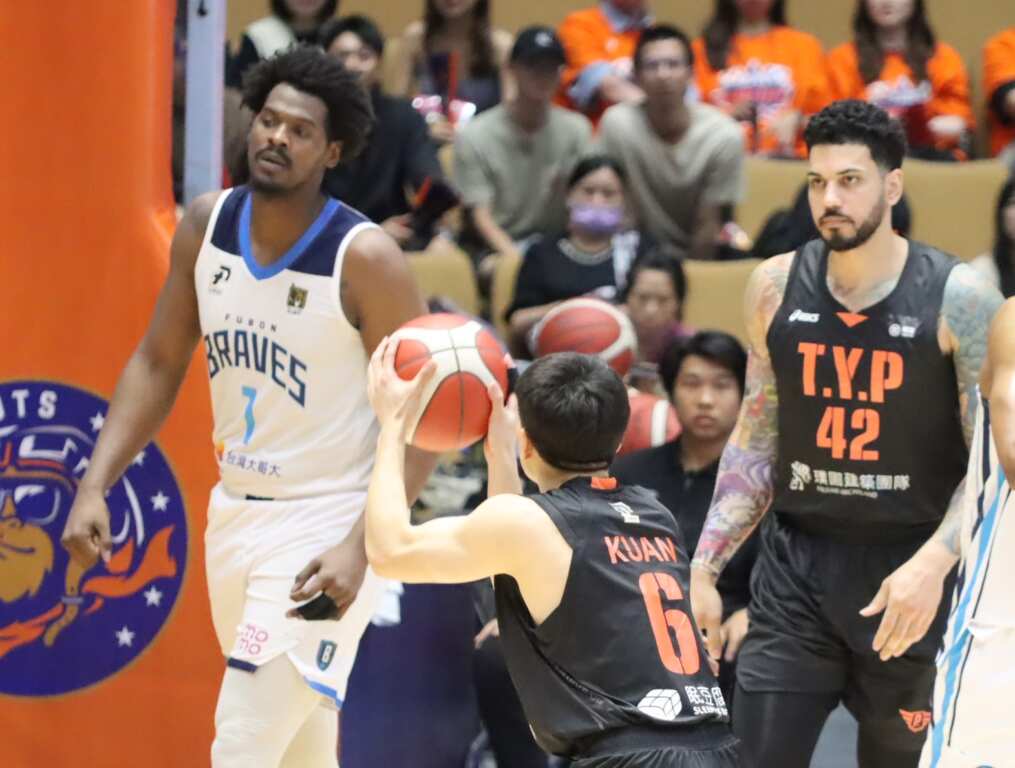 台北富邦勇士隊楊將沃特斯(左)在左手指骨折情況下,打出奇蹟逆轉勝利。 (魏冠中攝影)