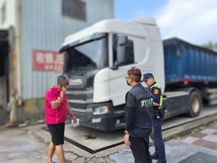 35噸砂石車非法載廢棄物未帶證明 桃市環保局扣車查辦 70 S__17367160