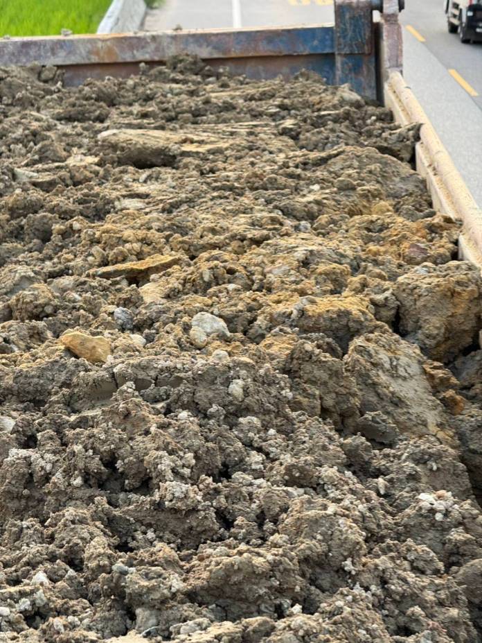 35噸砂石車非法載廢棄物未帶證明 桃市環保局扣車查辦 71 S__17367160