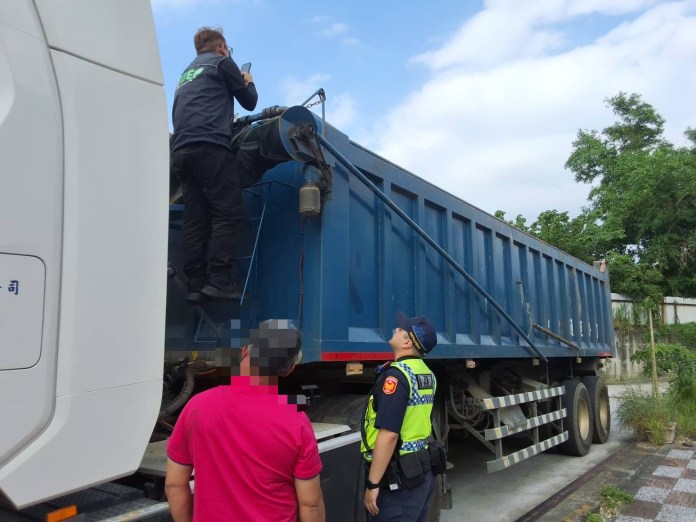 35噸砂石車非法載廢棄物未帶證明 桃市環保局扣車查辦 72 S__17367160