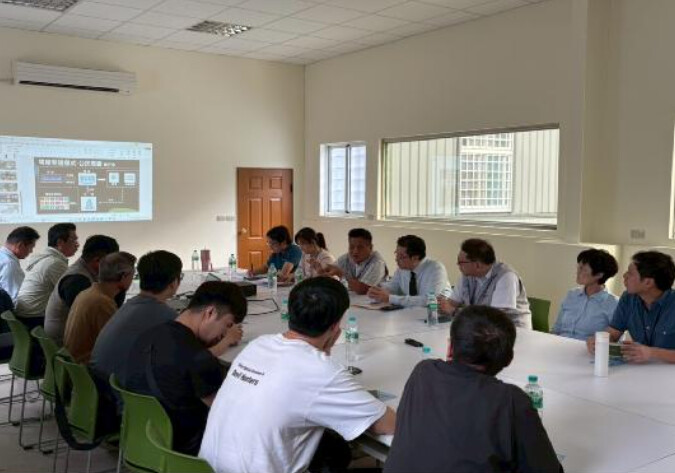 ▲綠能業者說明臺東縣關山圳小水力發電廠之運作。