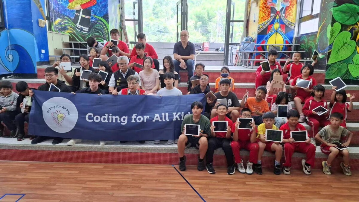 四名國際學校學生攜手資策會、華碩基金會捐贈3C 設備送愛到阿里山原民學校