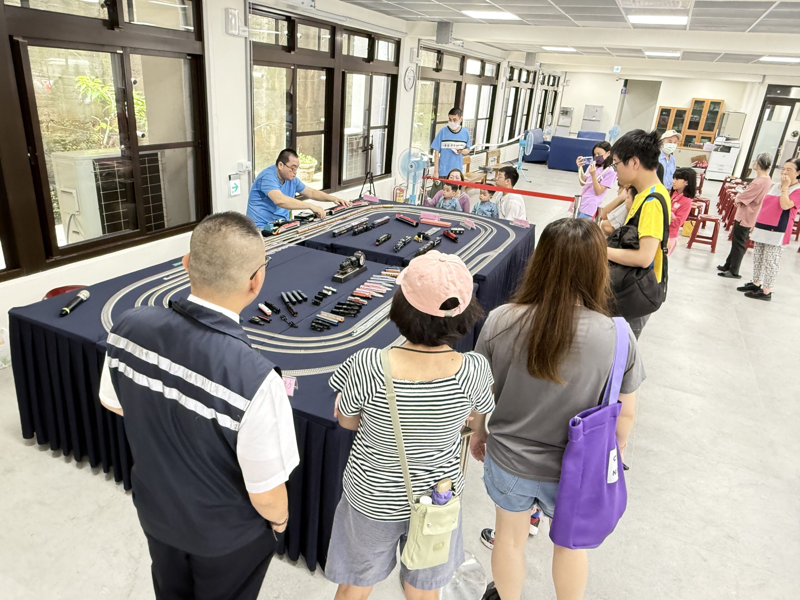 五福里火車里長舒瑞利舉辦認識火車活動場面溫馨熱鬧 2 FE72A428 251B 4ADD BEAB D81F1443BD61 scaled