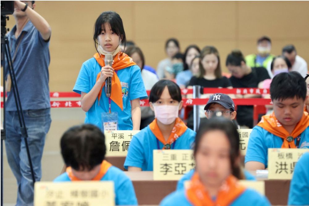 《圖說》十分國小詹佩穎向副市長請益環境議題，認為平溪的天燈觀光推廣與環境保護間，需要有更完整的公民對話進行討論。〈環保局提供〉