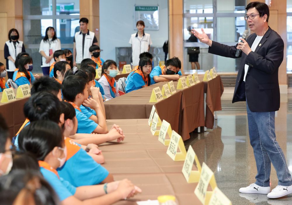 《圖說》劉和然副市長分享，環境教育的意義不僅在於知識的傳遞，更重要的是開始行動。環保行動可以是解決環境問題的解方，也可以是阻止污染的發生，更可以是生活中的小習慣。〈環保局提供〉