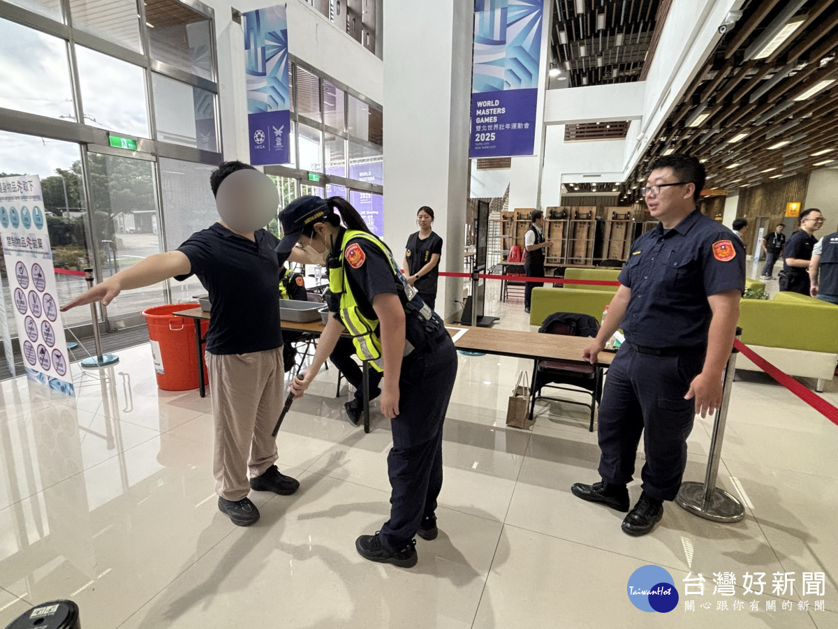 龜山分局設置機動派出所即時應對突發狀況，配置雙安檢點分流檢查出入人員。
