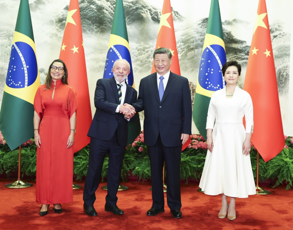 習近平和巴西總統魯拉在中國舉辦的國宴上雙手緊握,但這只是表象嗎?魯拉回國後另有說法。翻攝新華社