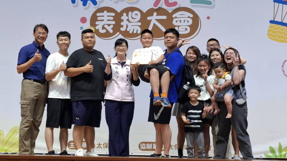 嘉義縣太保市公所今(18)日下午在鄭淑分市長親自主持下,於太保國小活動中心舉辦114年模範兒童表揚大會。(圖/記者陳惲朋翻攝)