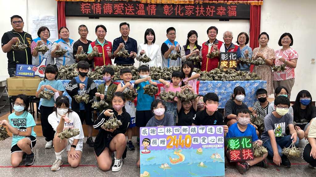 ▲為讓弱勢家庭感受端午佳節溫馨氣氛,「二林四鄉鎮呷透透」臉書社團版主林煌凱再度號召社團會員響應「愛心粽募集行動」,將2,440顆粽子送達彰化家扶二林服務處,讓端午節多了一份人情味。(記者林明佑翻攝)