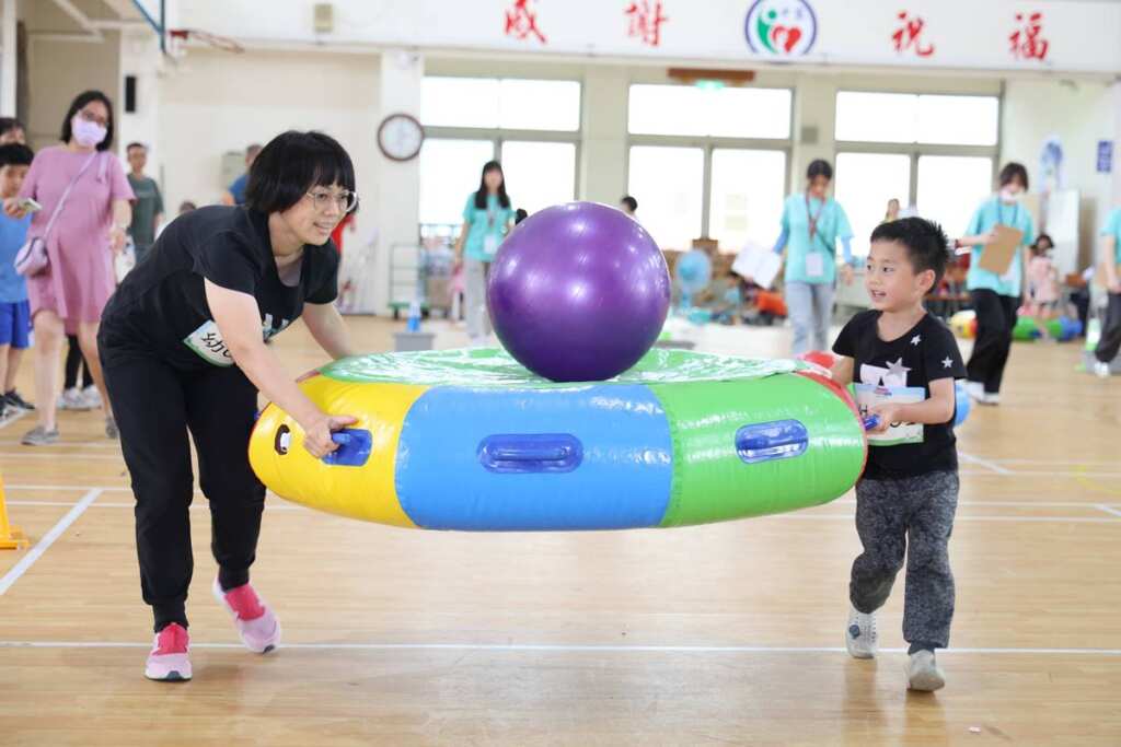▲性平好家在趣味活動在中寮,吸引親子熱情參與。(南投縣社勞局提供)