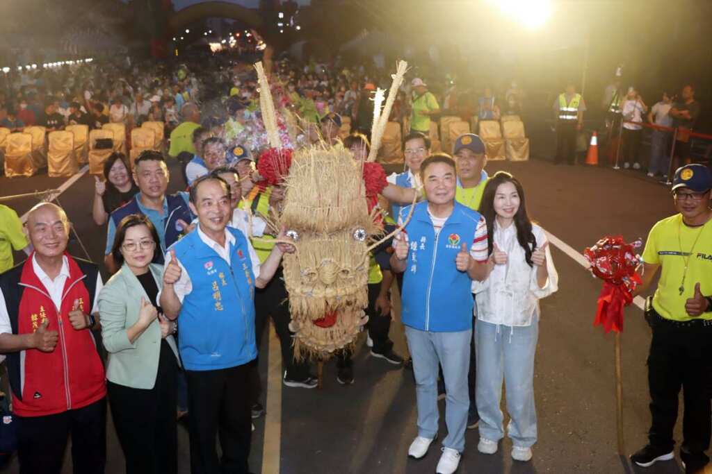 ▲苗栗縣長伉儷在雲火龍插香祈福。(苗栗縣政府提供)