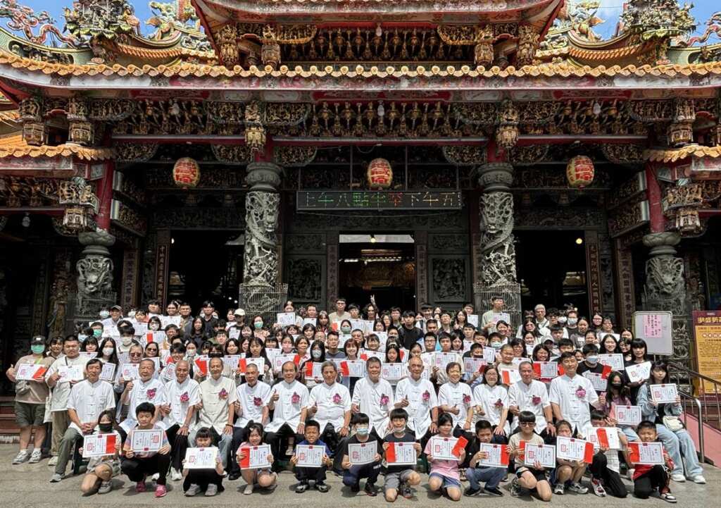 ▲地藏庵獎助學金獲獎同學及委員大合照。(新莊區公所提供)