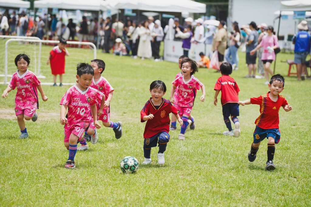 ▲小小足球員熱血開踢!2025臺北市幼兒足球錦標賽登場,近2000名小選手在道南河濱公園展現活力,親子同歡、現場熱鬧非凡 。(臺北市政府體育局提供)