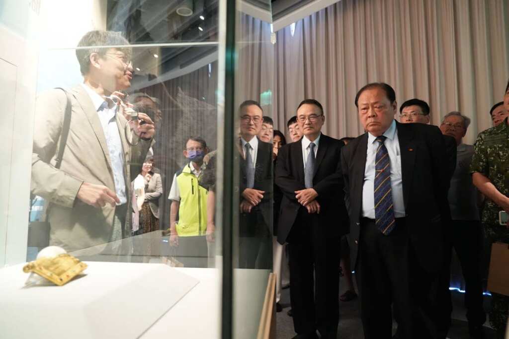 ▲澎湖縣長陳光復觀展。(澎湖縣政府提供)