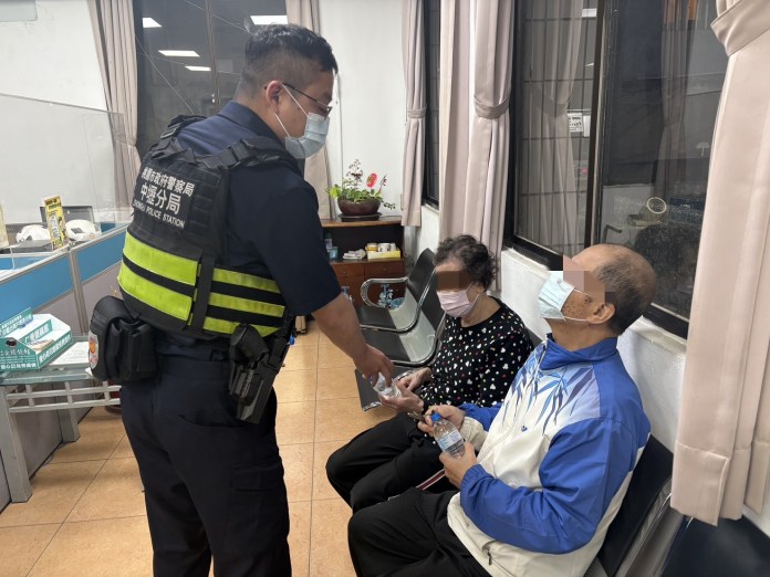 失智婦凌晨偷溜出門 老伴急向壢警求助 72 S__17367160