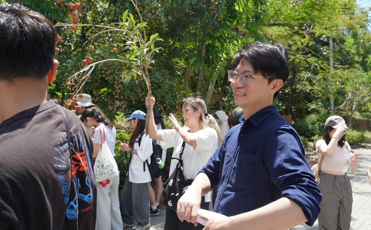 ▲為展現對在地農業與地方產業發展的重視,青年局長林楷軒帶領青年前往旗山南勝社區了解荔枝樹種植生態。