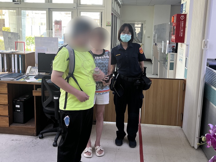 ▲慢飛男孩迷路,員警耐心引導逐步拼湊出線索,成功聯繫其母親讓母子在派出所平安團聚。
