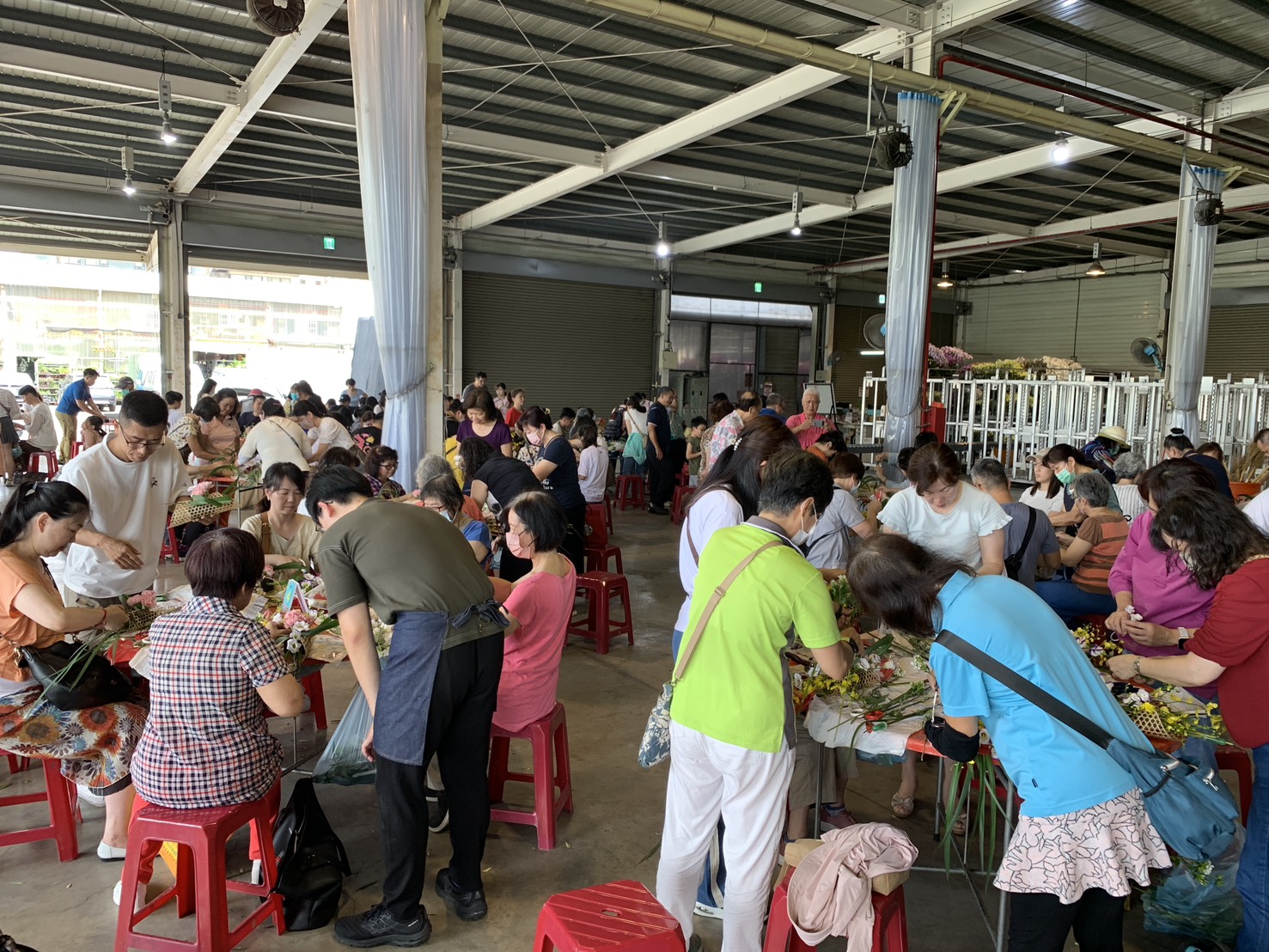 圖 現場學習舉辦插花課程 記者王偉翻攝