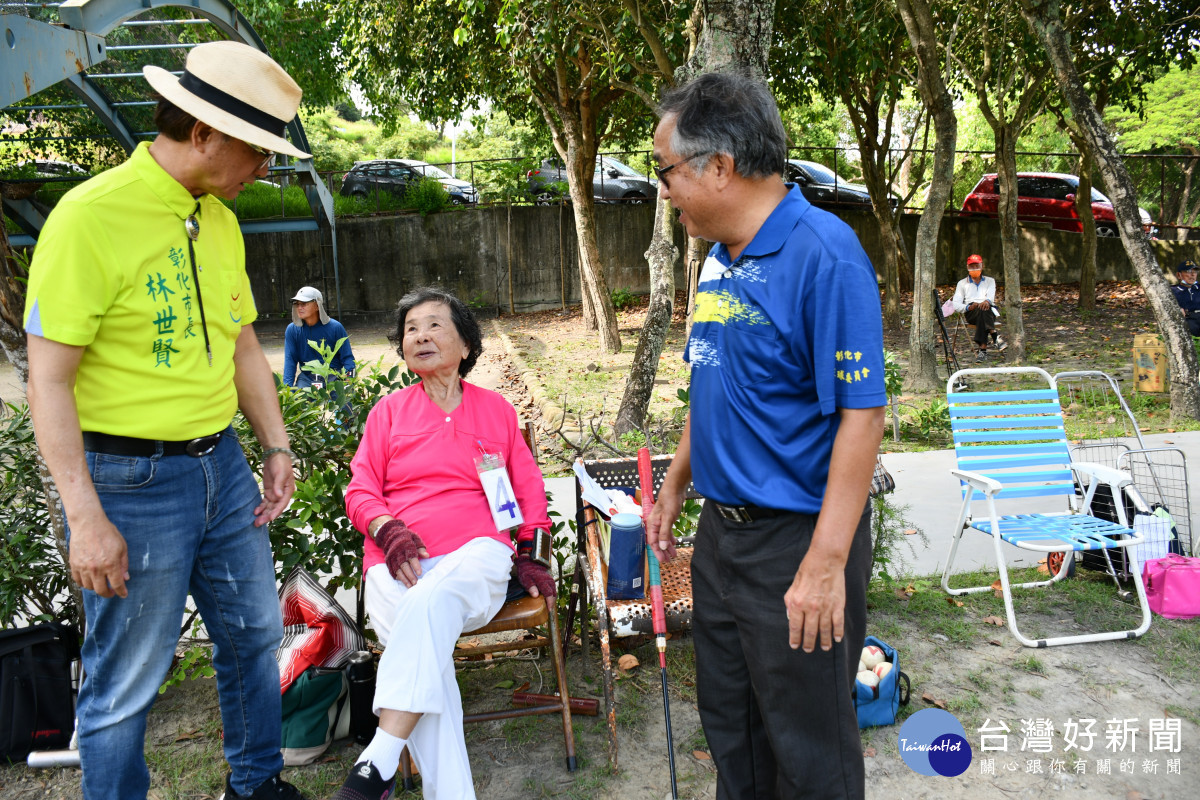 林世賢市長問候已94歲高齡的選手莊施螺女士。圖/記者鄧富珍翻攝