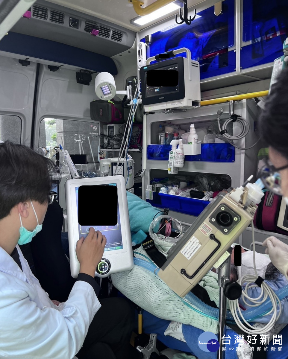 新竹臺大分院「葉克膜後送中心」團隊出動配置葉克膜特規設備的救護車。