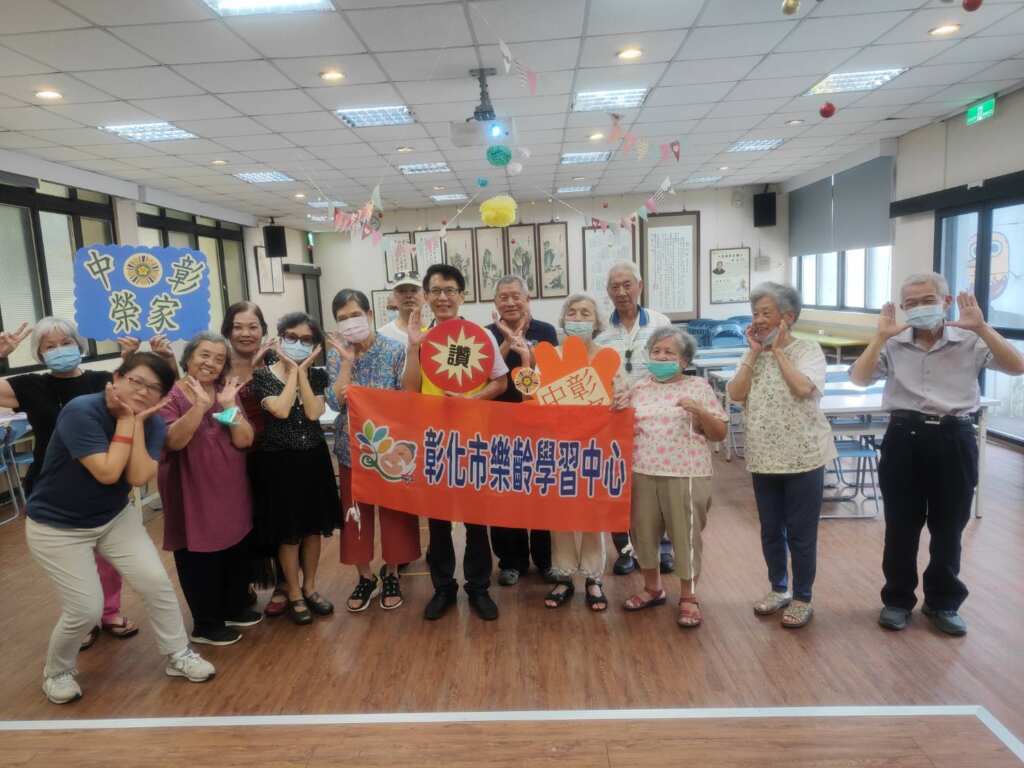 ▲中彰榮家聯結彰化樂齡中心,活化長輩腦力桌遊趣。(記者林明佑翻攝)